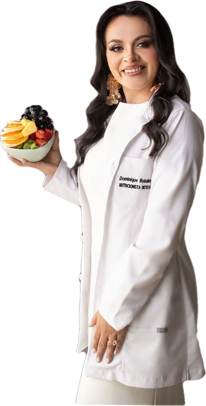 Dominique Robalino, nutricionista en Loja especializada en obesidad y diabetes, sosteniendo un bowl de frutas frescas