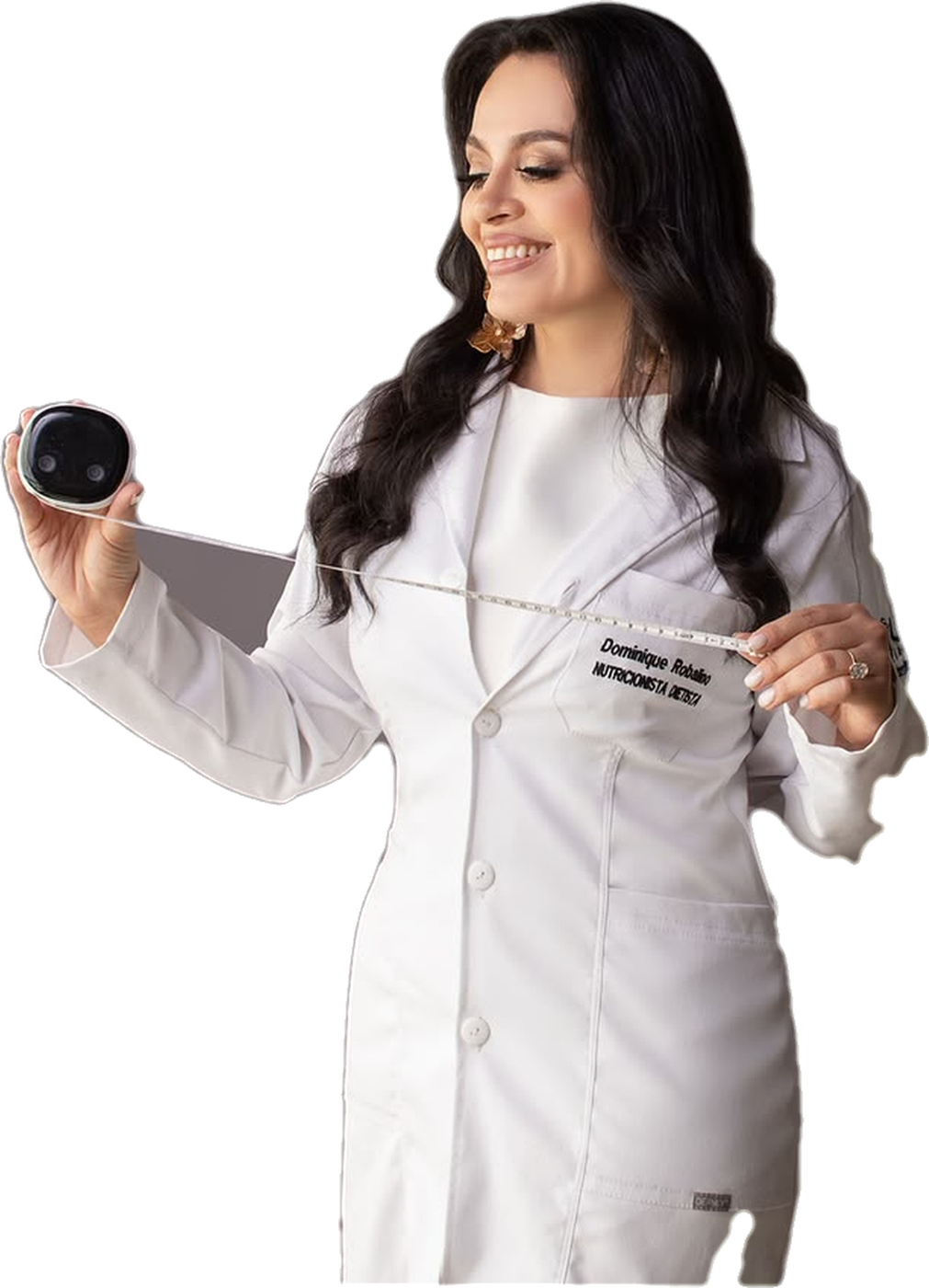 Dominique Robalino realizando una evaluación nutricional con cinta métrica en su consultorio de Loja